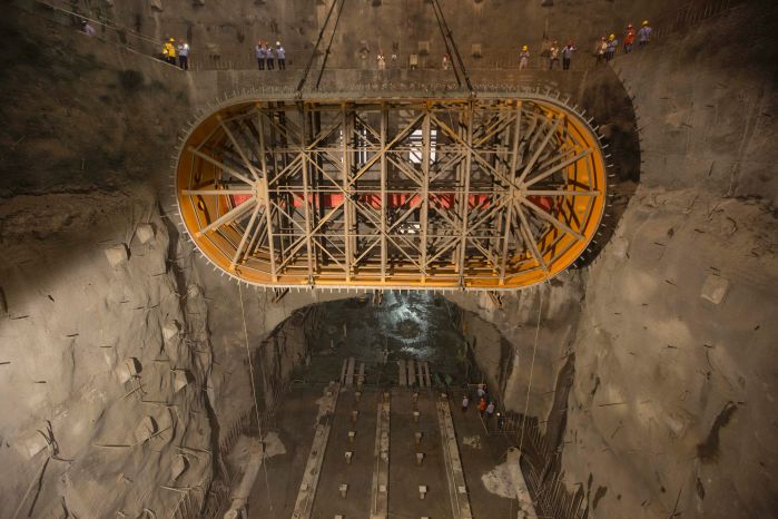 白鶴灘水電站百萬(wàn)機(jī)組首節(jié)尾水肘管成功吊裝