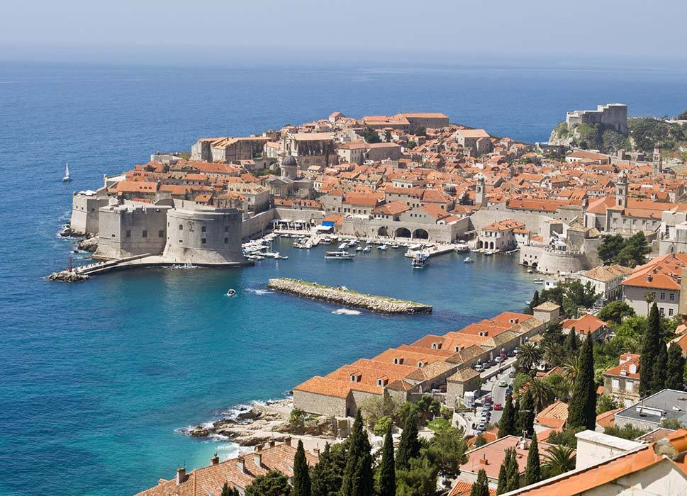 2018年?yáng)|南歐能源行業(yè)主要行業(yè)（固體燃料，天然氣，石油和石油產(chǎn)品，電力）剖析