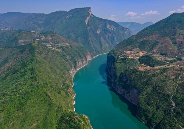 今年1—6月，三峽樞紐通過量達(dá)8307.7萬噸，同比增長(zhǎng)10.4%