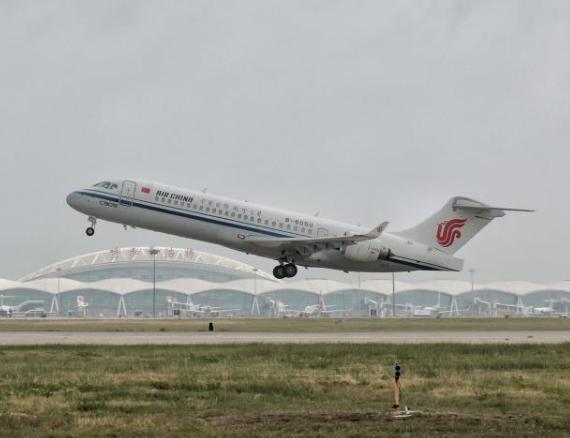 “身披”五星紅旗 國產(chǎn)飛機C909首次載旗執(zhí)行國際商業(yè)航班