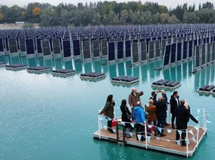 德國(guó)垂直浮式光伏電站實(shí)現(xiàn)技術(shù)突破與生態(tài)兼容