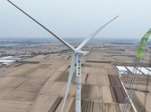 中國山東莘縣312.5兆瓦風(fēng)電項目首座風(fēng)機(jī)順利吊裝